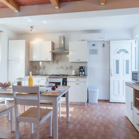 Luka Apartment *